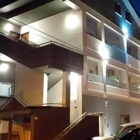 Alojamento de Acomodação e Pequeno-almoço Luna 3*